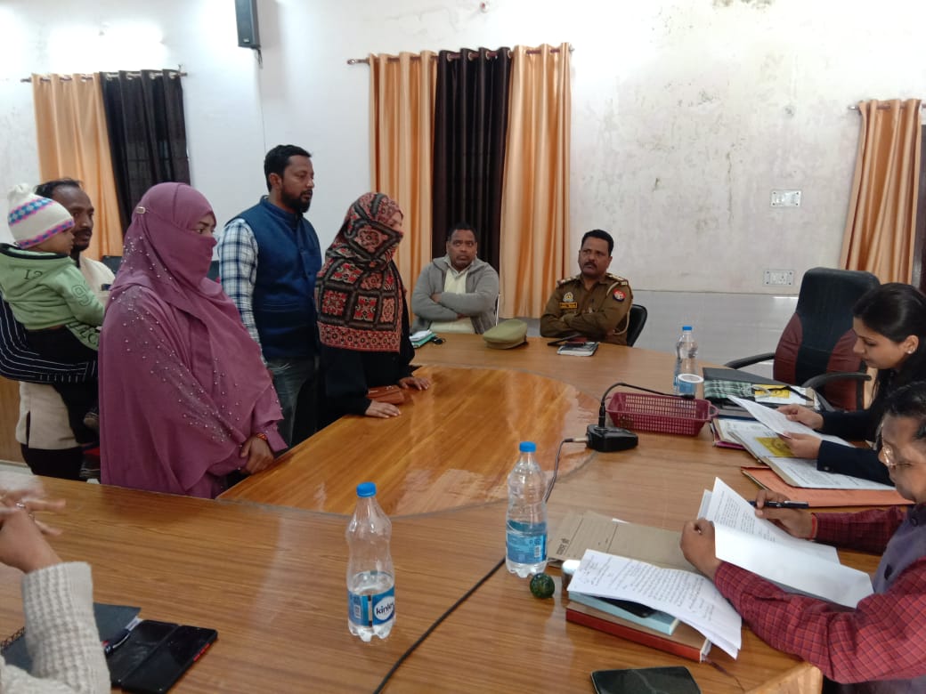 रायबरेली:डलमऊ तहसील परिसर में संपूर्ण समाधान दिवस का आयोजन किया गया
