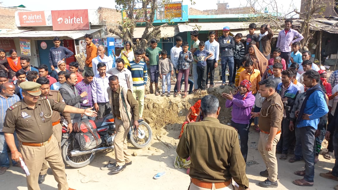 शाहजहांपुर: नगर जलालाबाद के सरैया चौराहे पर ट्रक चालक ने बाइक सवार के टक्कर मार दी जिससे बाइक पलटने से एक बच्ची की हुई मौत दो महिलाएं घायल
