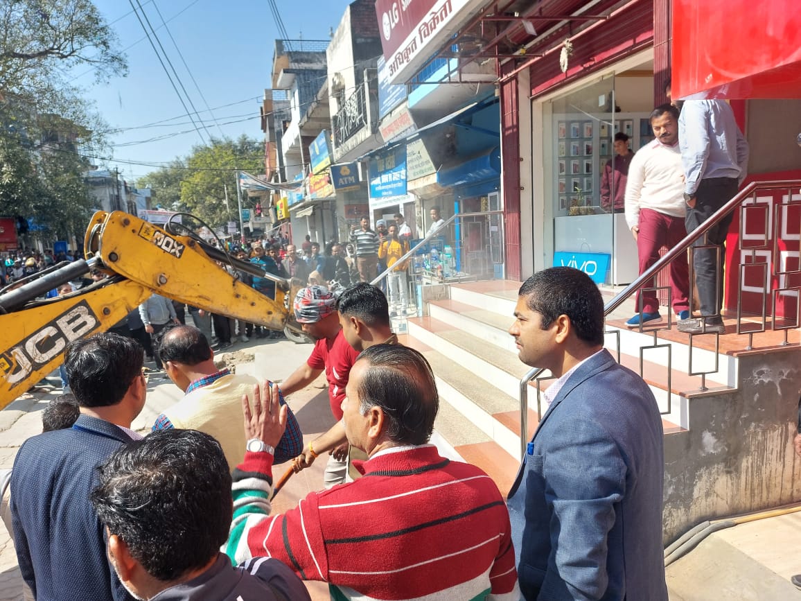 पीलीभीत:गौहनिया चौराहा से स्टेडियम रोड पर वाहनों और दुकानदारों द्वारा किए गए अतिक्रमण को हटवाया गया