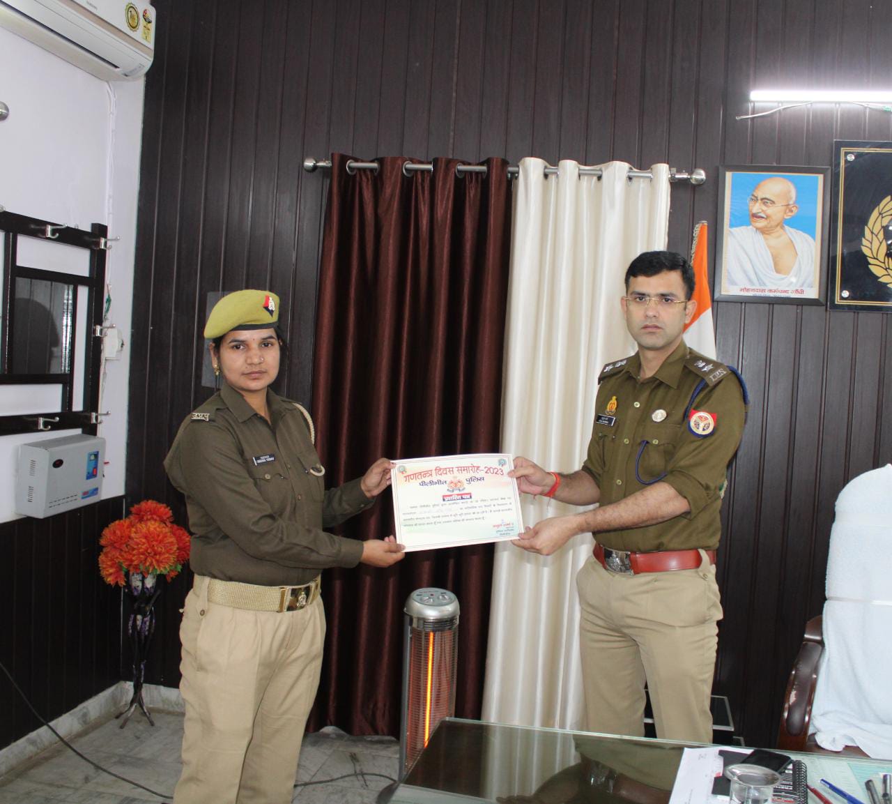पीलीभीत: पुलिस अधीक्षक द्वारा परिवार परामर्श केन्द्र के काउंसलरों को प्रदान किये प्रशस्ति पत्र