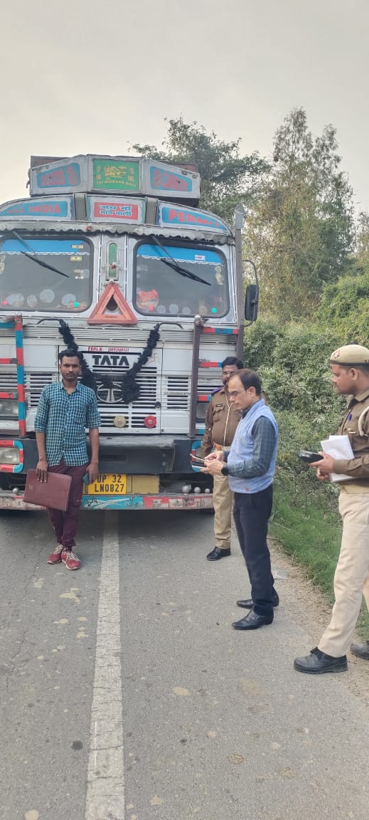 पीलीभीत :एआरटीओ वीरेंद्र सिंह द्वारा पीलीभीत पूरनपुर मार्ग पर वाहन चेकिंग अभियान चलाया गया