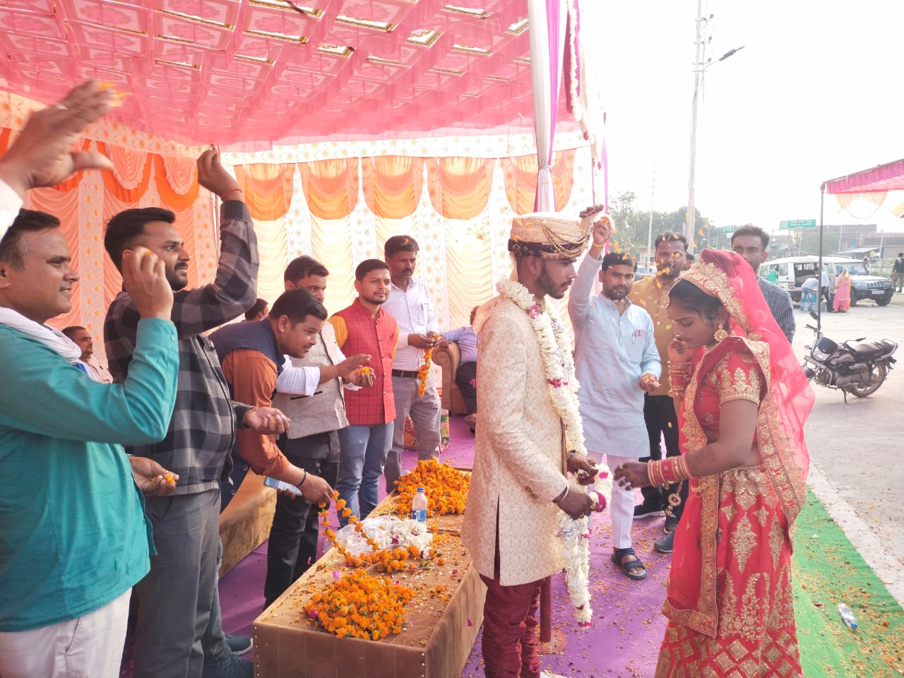 जालौन : सात जन्मों तक साथ रहने के लिए खाई कसमें पहनाई एक दूसरे को जयमाला