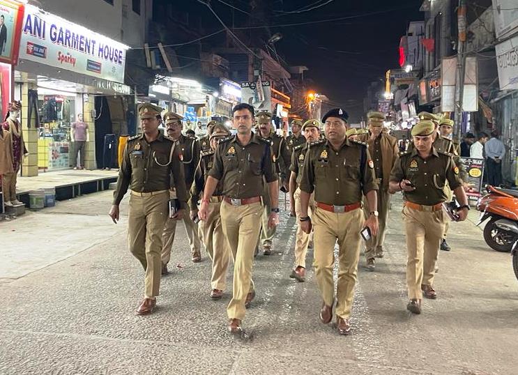 पीलीभीत :पुलिस अधीक्षक द्वारा आगामी त्योहार होली के दृष्टिगत थाना कोतवाली क्षेत्र में पैदल गश्त कर सुरक्षा व्यवस्था का जायजा लिया गया