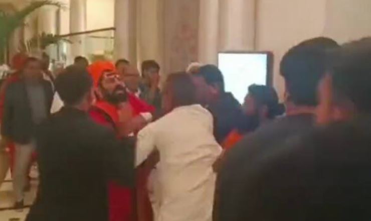 महंत राजूदास और स्वामी प्रसाद मौर्य के बीच हाथापाई