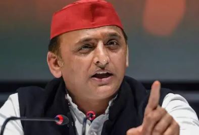 क्यों उतरवाए गए ओबीसी आयोग के सदस्यों के जूते : अखिलेश यादव
