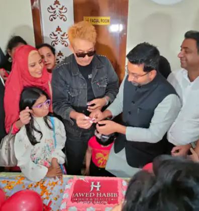 यूपी सरकार में मंत्री दानिश अंसारी पहुंचे जावेद-हबीब सैलून, बोले अंतरष्ट्रीय स्तर पर पहुँचाया बाल कटिंग का काम