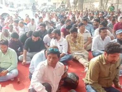 50 लाख बिजली उपभोक्ता परेशान, बिजली कर्मचारी बैठे धरने पर