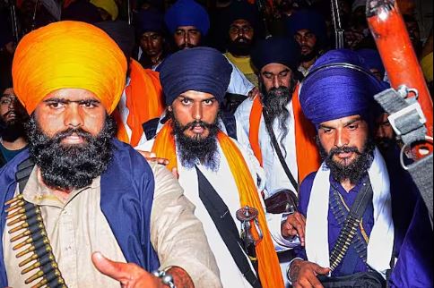 अमृतपाल सिंह समर्थकों ने ब्रिटेन में भारतीय हाईकमीशन से तिरंगा उतारा, तोड़फोड़ की