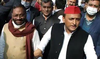 मौर्य को कुर्सी का खतरा, हम तो सारस से भी प्रेम करते हैं : अखिलेश यादव