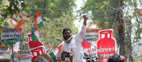 महंगाई के विरोध में सड़क पर उतरी जनता, बृजलाल खाबरी बोले- BJP सरकार में लगातार गैस के दाम बढ़ रहे