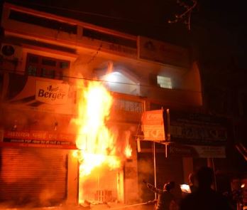 पीलीभीत : गांव महरापुर में शार्ट सर्किट से लगी घर में आग लाखों का घरेलू सामान जलकर हुआ राख