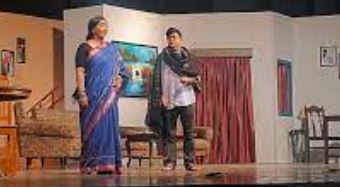 ‘अफसोस हम ना होंगे’ हास्य नाटक का लखनऊ में मंचन, कहानी ने लोगों को खूब गुदगुदाया