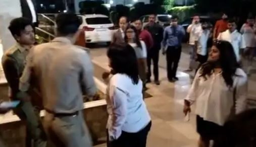 शराब के नशे में महिला ने किया लखनऊ जेबीआर होटल में हंगामा, मौके पर पहुंची पुलिस