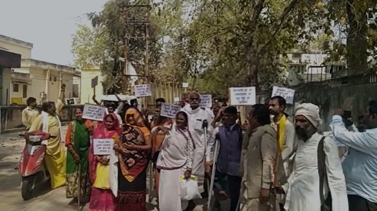 बांदा:दिव्यांगों ने अपने साथी के ऊपर नरैनी विधायिका तथा पुलिस प्रशासन की लगातार प्रताड़ना की शिकायत कमिश्नर के माध्यम से राज्यपाल से किया