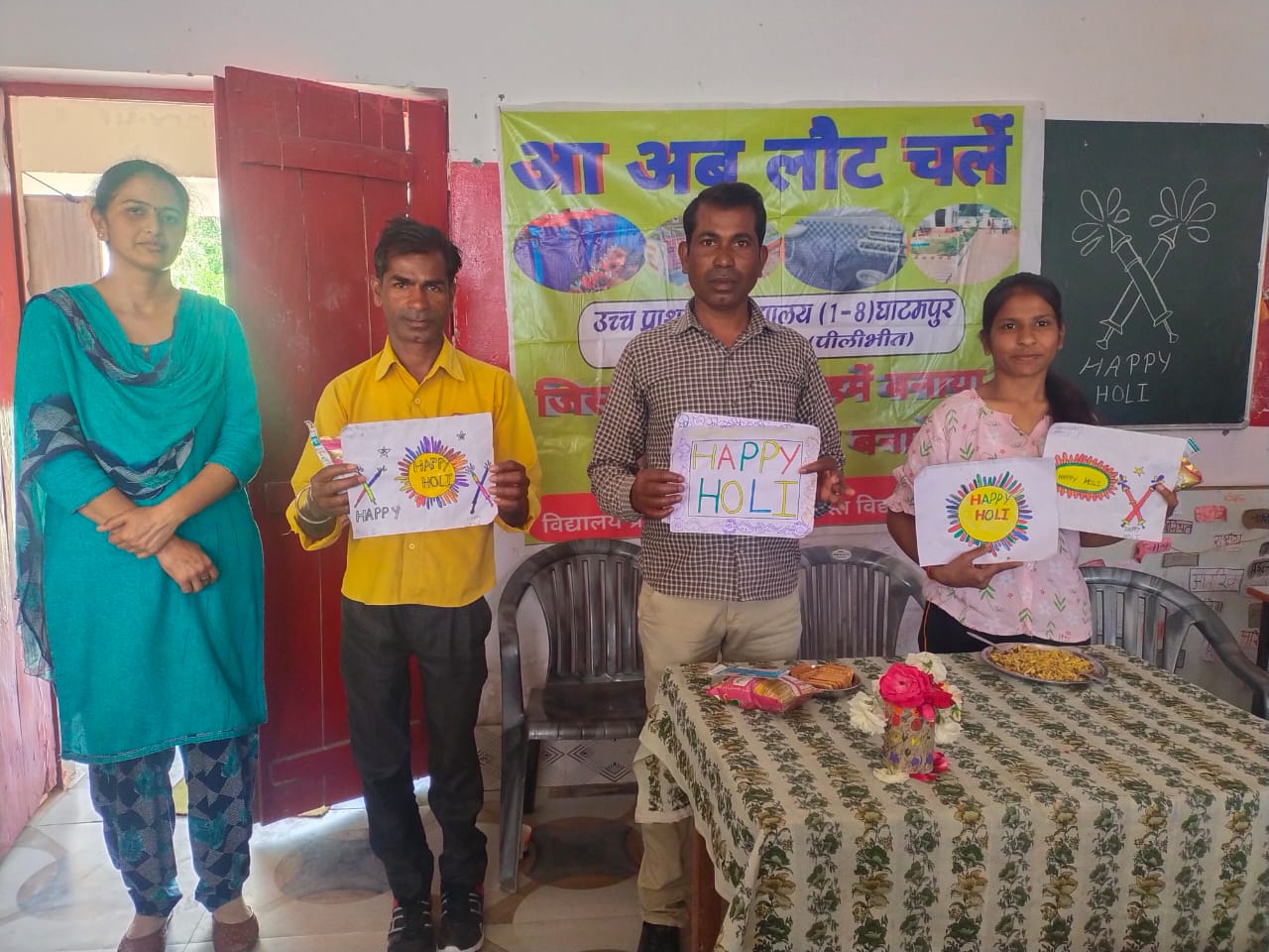 पीलीभीत : कंपोजिट विद्यालय घाटमपुर में आ अब लौट चलें कार्यक्रम का आयोजन धूमधाम से मनाया गया ।