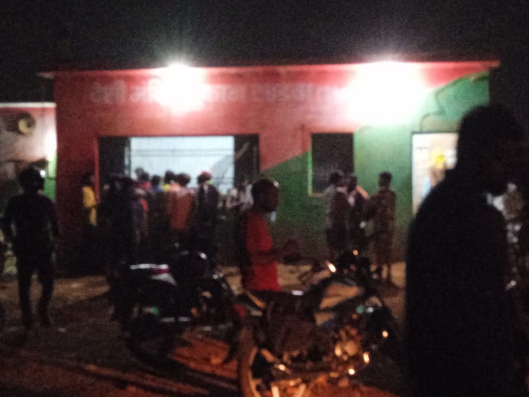 रायपुर:-टंडवा शराब दुकान में चल रहा ओवर रेट का खेल,  आबकारी प्रभारी को शिकयत करने पर करवाई नहीं हो पाई