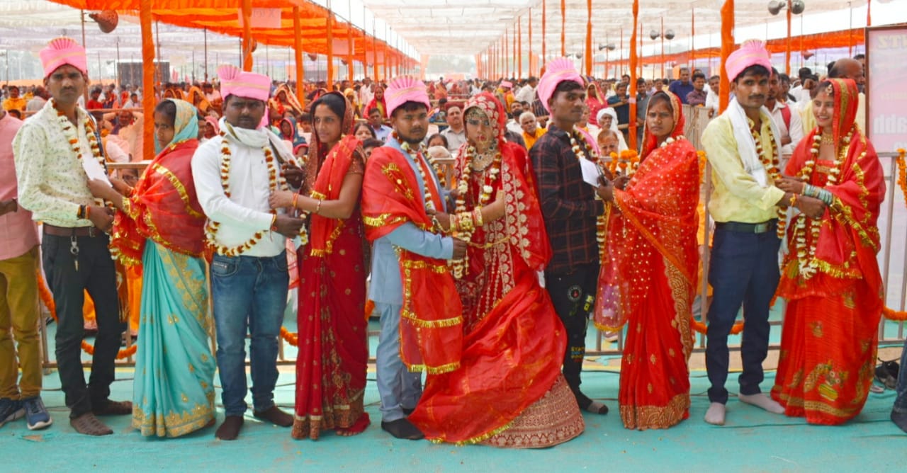प्रयागराज- समाज कल्याण विभाग द्वारा संचालित मुख्यमंत्री सामूहिक विवाह योजना के अंतर्गत 300 व्यस्क जोड़ों का सामूहिक विवाह कार्यक्रम संपन्न