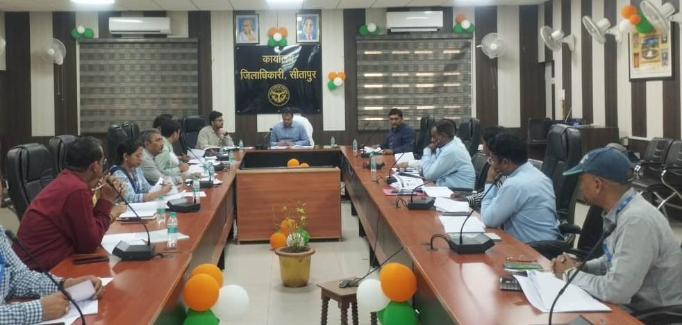 सीतापुर जिलाधिकारी अनुज सिंह की अध्यक्षता में कलेक्ट्रेट सभागार सीतापुर में जिला सलाहकार समिति की बैठक सम्पन्न हुयी।