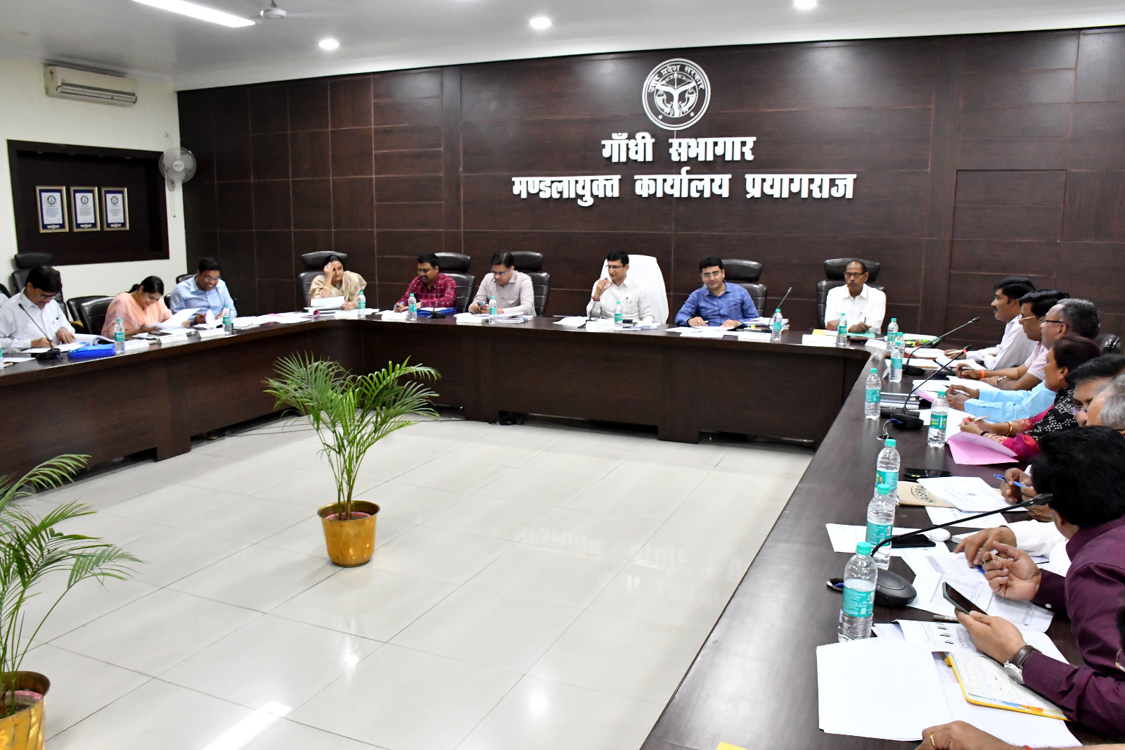 प्रयागराज- मंडलायुक्त ने नई सड़कों के निर्माण चौड़ीकरण एवं सुदृढ़ीकरण के कार्यों की समीक्षा करते हुए तेजी लाए जाने के दिए निर्देश