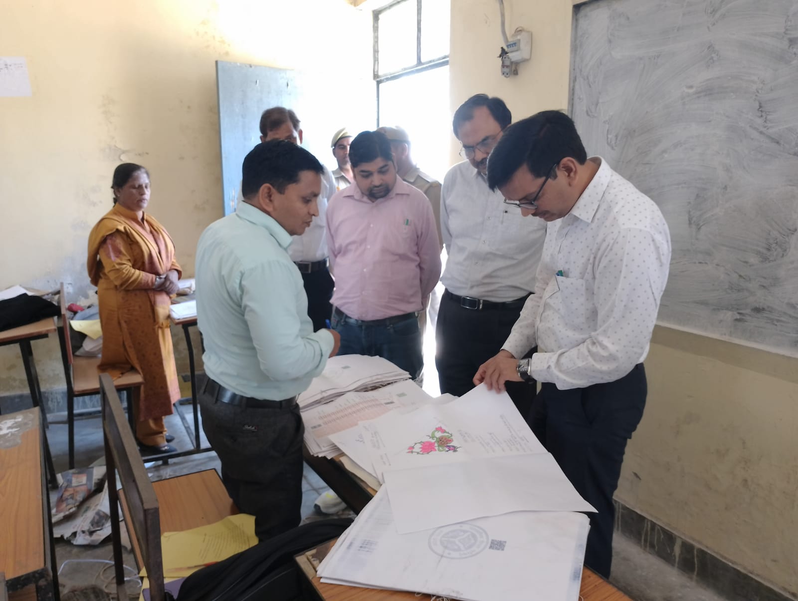 पीलीभीत:जिलाधिकारी ने बोर्ड परीक्षा की काॅपियों के मूल्यांकन केन्द्र ड्रमण्ड कालेज का किया निरीक्षण।