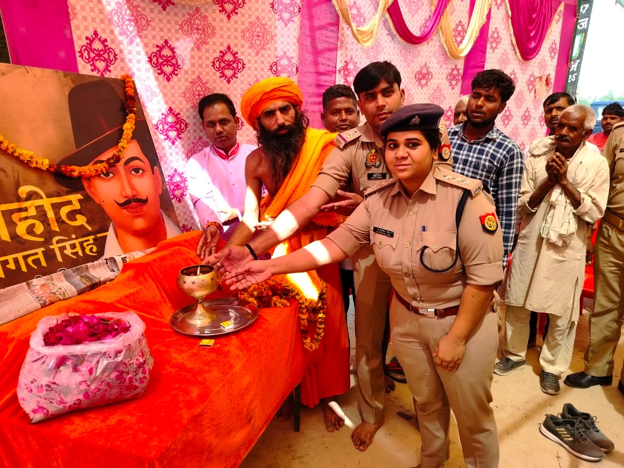 बरेली - बिशारतगंज थाना क्षेत्र के गांव बेटा बुजुर्ग के शिव मंदिर पर गुरुवार की सुबह शहीद भगत सिंह राजगुरु सुखदेव को याद कर बलिदान दिवस के रूप में कार्यक्रम किया गया।