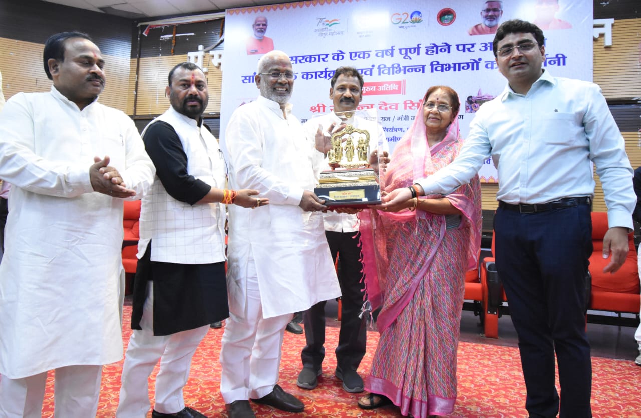 मंत्री जल शक्ति विभाग/ प्रभारी मंत्री प्रयागराज  स्वतंत्र देव सिंह ने जिला पंचायत सभागार में विभिन्न विभागों के द्वारा लगाई गई प्रदर्शनी तथा संस्कृत कार्यक्रमों का किया अवलोकन