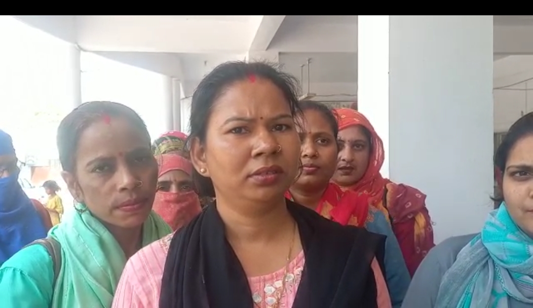 फर्रुखाबाद : अर्बन क्षेत्र में कार्य रात एनम को 1 साल का नहीं मिला वेतन डीएम से लगाई गुहार