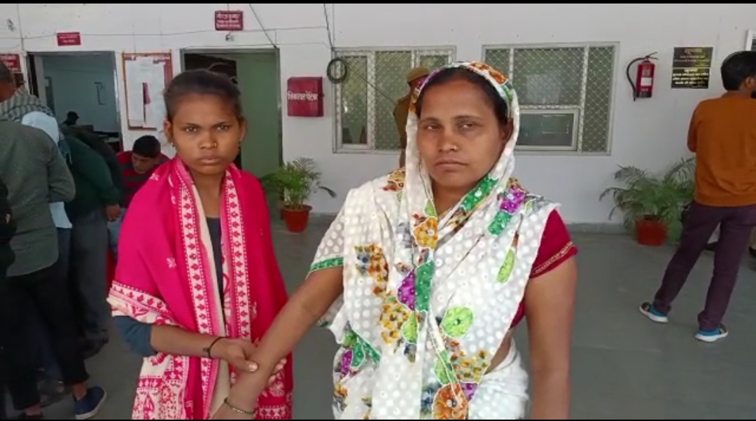 फर्रूखाबाद: पीड़ित विधवा महिला पहुंची डीएम कार्यालय