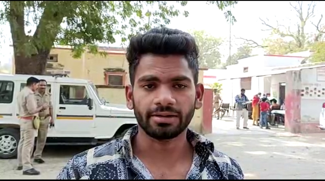 फर्रुखाबाद ; पीड़ित युवक  ने एसपी को दिया शिकायत पत्र