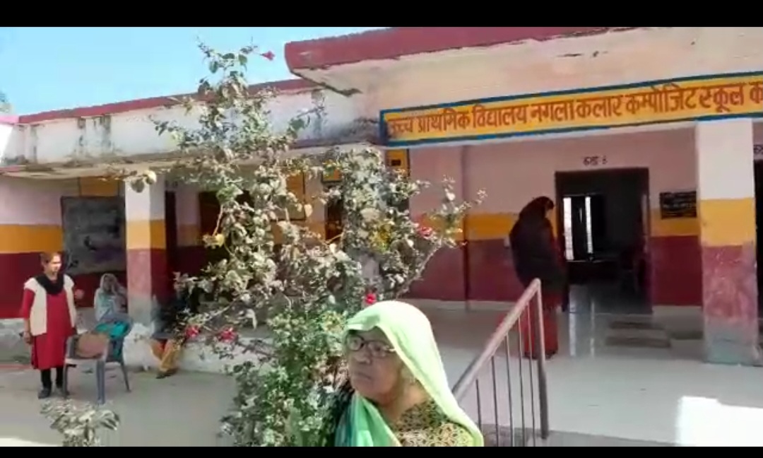 फर्रुखाबाद: विकासखंड शमशाबाद के उच्च प्राथमिक  विद्यालय नगला कलार की प्रधानाध्यापिका आती है 11:00 बजे