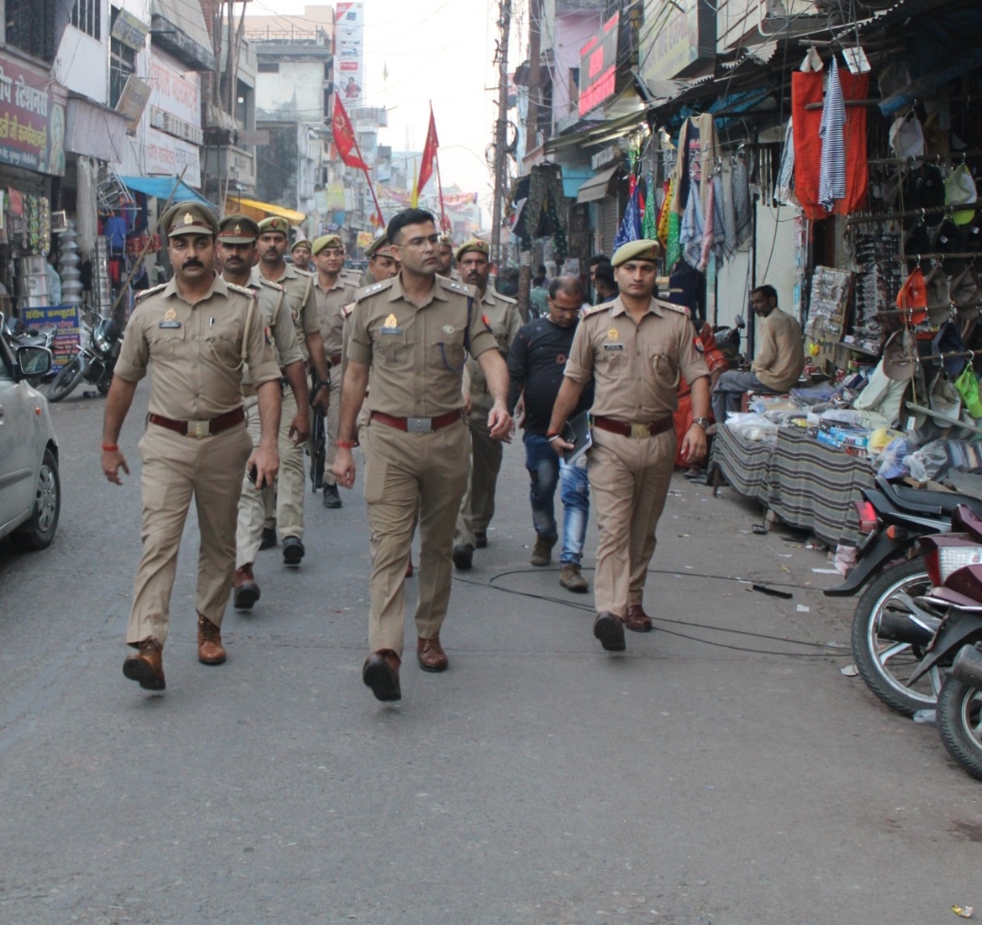 पीलीभीत ; पुलिस अधीक्षक द्वारा आगामी निकाय चुनाव व शान्ति एवं कानून व्यवस्था के दृष्टिगत थाना पूरनपुर क्षेत्र में पैदल गश्त कर सुरक्षा व्यवस्था का जायजा लिया गया