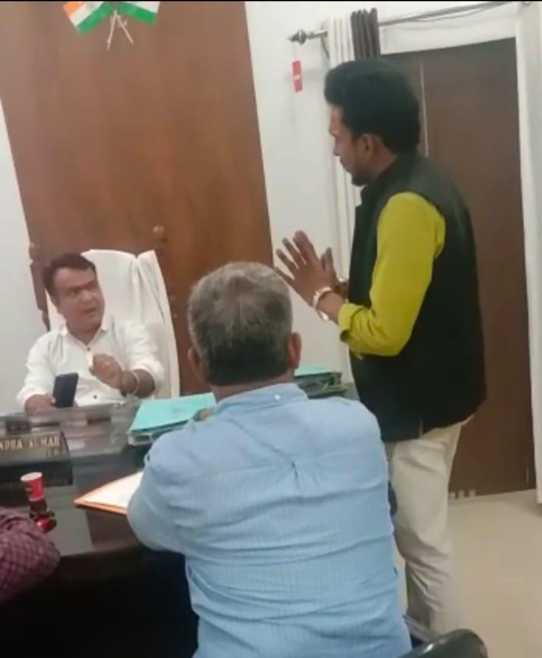 फर्रुखाबाद : अंकुर श्रीवास्तव और नगर पालिका ईओ के बीच सड़क निर्माण को लेकर तीखी नोकझोंक