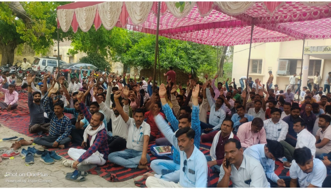 फर्रुखाबाद:बिजली कर्मचारियों की हड़ताल से जनजीवन अस्त व्यस्त जिले के अधिकांश फीडर बंद