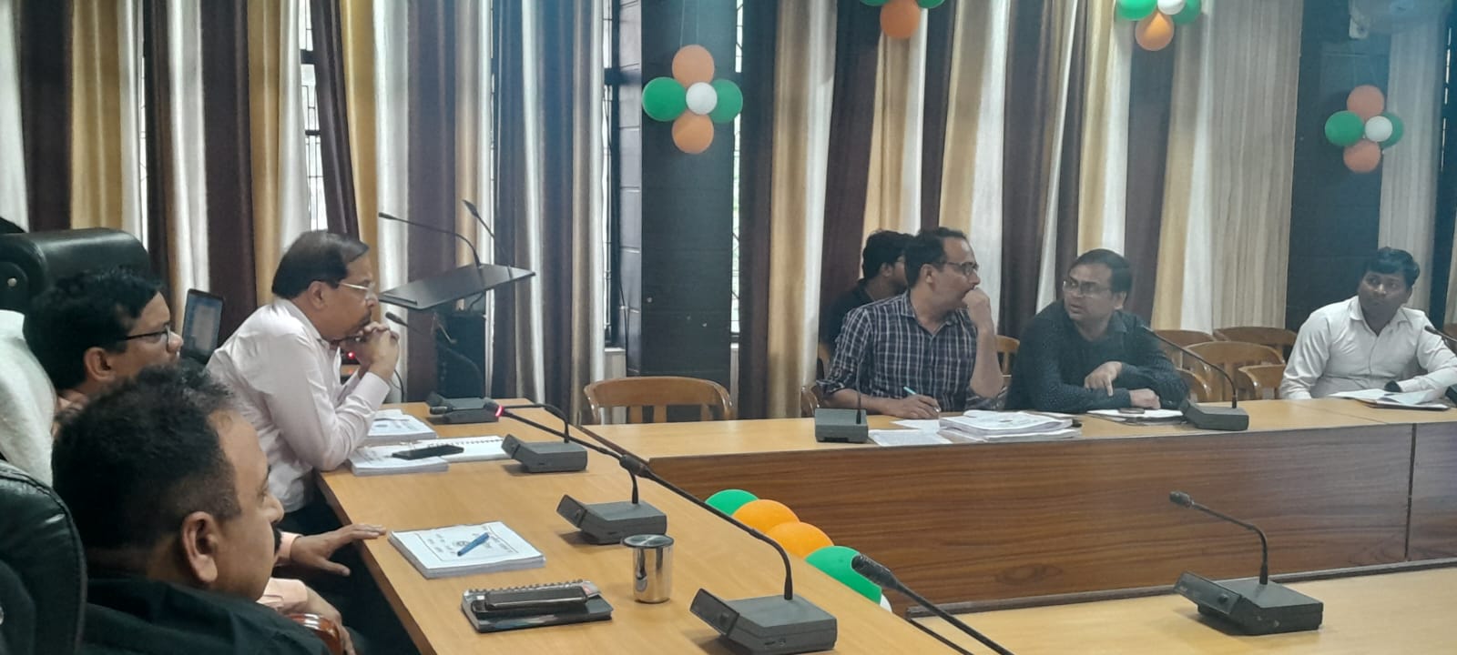 पीलीभीत:निर्माण कार्यों को समयबद्व व गुणवत्ता परक ढ़ंग से करें पूर्ण-जिलाधिकारी।