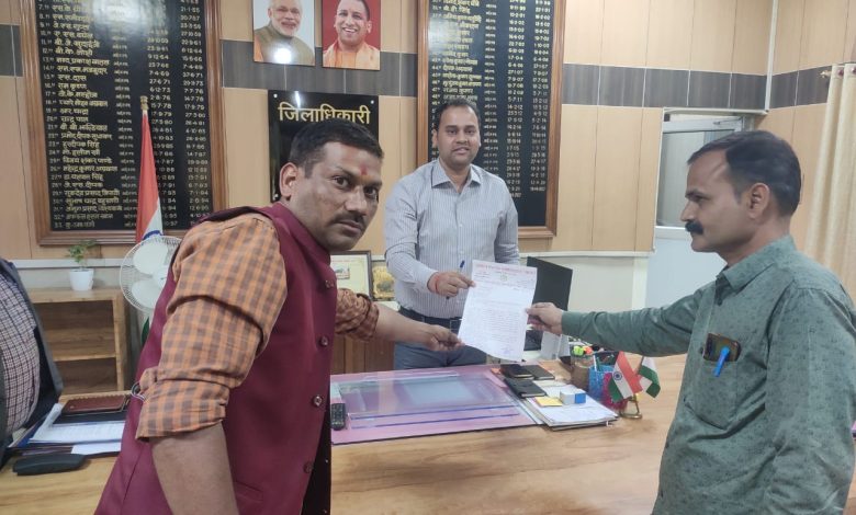 सीतापुर: ग्रामीण पत्रकार एसोसिएशन के जिला अध्यक्ष सुदीप मिश्रा ने  संगठन के एक प्रतिनिधि मंडल के साथ जिलाधिकारी अनुज सिंह से मुलाकात कर लिखित पत्र दिया