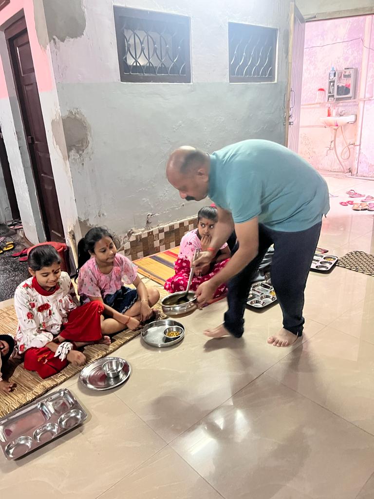 पीलीभीत:घरों से लेकर मंदिरों में चलता रहा कन्याभोज का कार्यक्रम