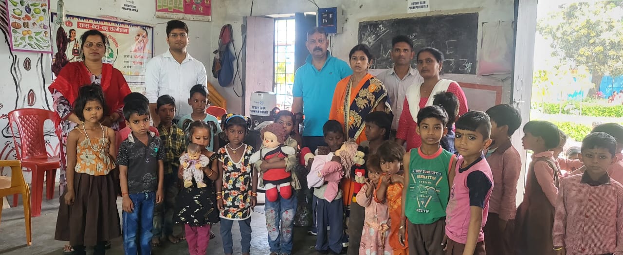 पीलीभीत: रोटरी क्लब पूरनपुर रॉयल्स ने चांट फिरोजपुर स्थित आंगनबाड़ी केंद्र में जाकर उप जिलाधिकारी पूरनपुर आशुतोष कुमार गुप्ता के निर्देशन में आंगनबाड़ी केंद्र में सामान वितरित किया