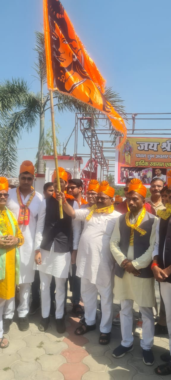 पीलीभीत:शोभायात्रा को भाजपा विधायक बाबूराम पासवान ने श्री सनातन धर्म ठाकुर द्वारा मन्दिर से झण्डी दिखाकर रवाना की।