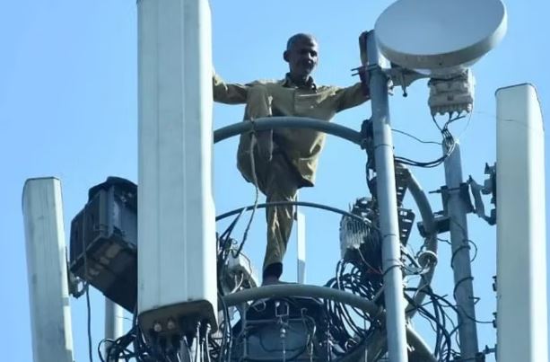 दिलचस्प खबर: मोबाइल टॉवर पर चढ़ा रोडवेज बस का ड्राइवर, कई घंटे किया हंगामा