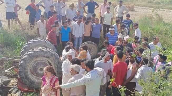 मैनपुरी : लहसुन लेकर मंडी जा रहा ट्रैक्टर पलटा, ट्रॉली के नीचे दबने से चालक सहित दो की मौत, एक घायल