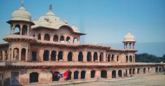 विश्व धरोहर दिवस पर लखनऊ में फोटो एग्जीबिशन, स्टूडेंट्स को घुमाई छतर मंजिल