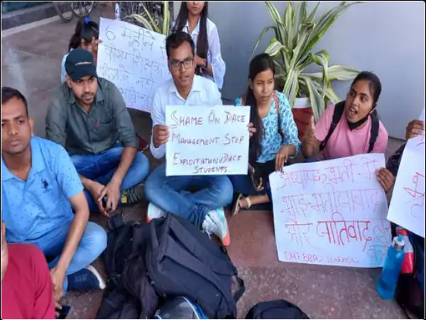 बाबा साहब भीम राव अम्बेडकर यूनिवर्सिटी में देर रात धरना देते रहे स्टूडेंट्स:UPSC की तैयारी के लिए कोचिंग शुरू न होने पर छात्रों का प्रदर्शन