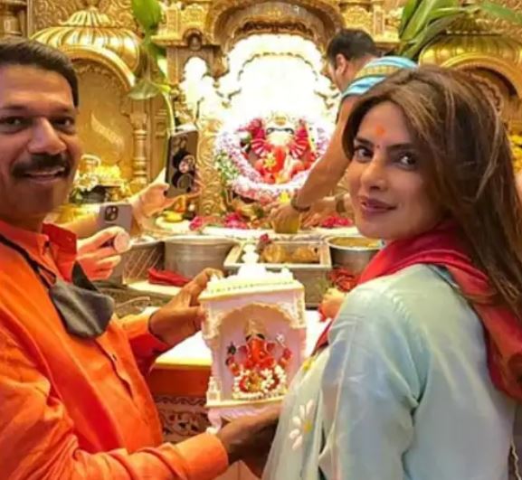 अपनी फिल्म सिटाडेल का प्रमोशन करने के लिए मुंबई आयीं प्रियंका, साथ ही सिद्धि बिनायक दर्शन भी किये