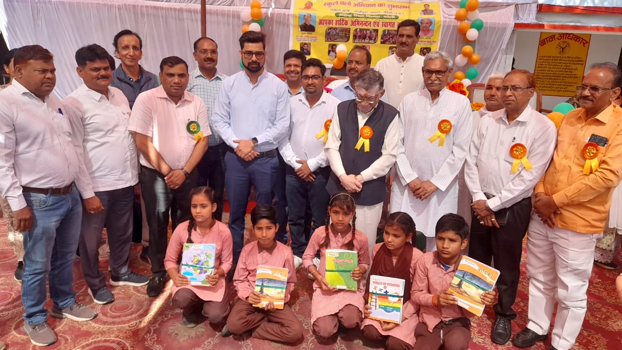बरेली - विकास खण्ड भोजीपुरा क्षेत्र के उच्च प्राथमिक विद्यालयों में नया शस्त्र लागू होने पर स्कूल चलो अभियान के तहत रैली निकाली गई।