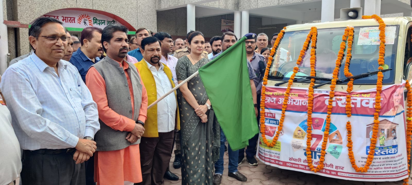 फर्रुखाबाद:जिले में संचारी रोगों के खिलाफ शुरू हुआ विशेष अभियान सांसद ने झंडी दिखाकर रवाना की जागरूकता रैली