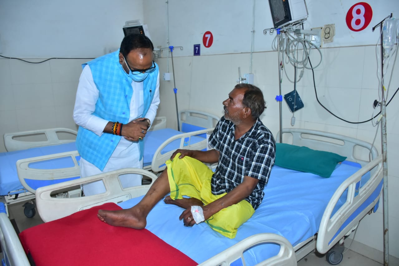 प्रयागराज- उपमुख्यमंत्री बृजेश पाठक जी ने तेज बहादुर सप्रू चिकित्सालय (बेली ) का किया निरीक्षण
