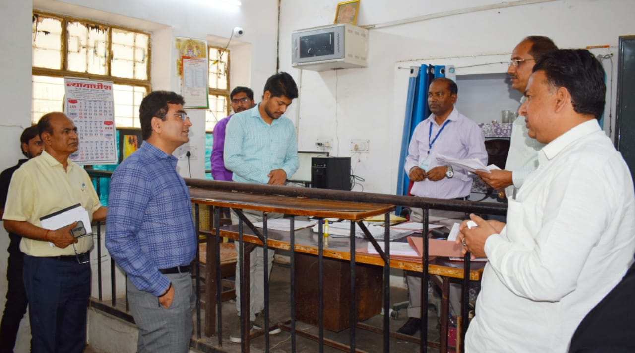 प्रयागराज- पुलिस आयुक्त एवं जिलाधकारी/ जिला निर्वाचन अधिकारी ने नामांकन कक्षो का निरीक्षण करते हुए व्यवस्थाओं का लिया जायजा