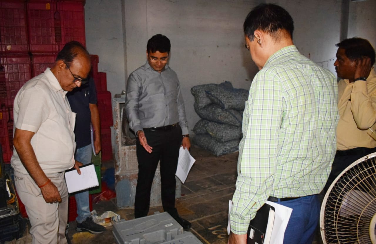 प्रयागराज- जिलाधिकारी ने मतगणना स्थल पर साफ-सफाई विद्युत पार्किंग सहित अन्य आवश्यक व्यवस्थाएं सुनिश्चित करने के दिए निर्देश