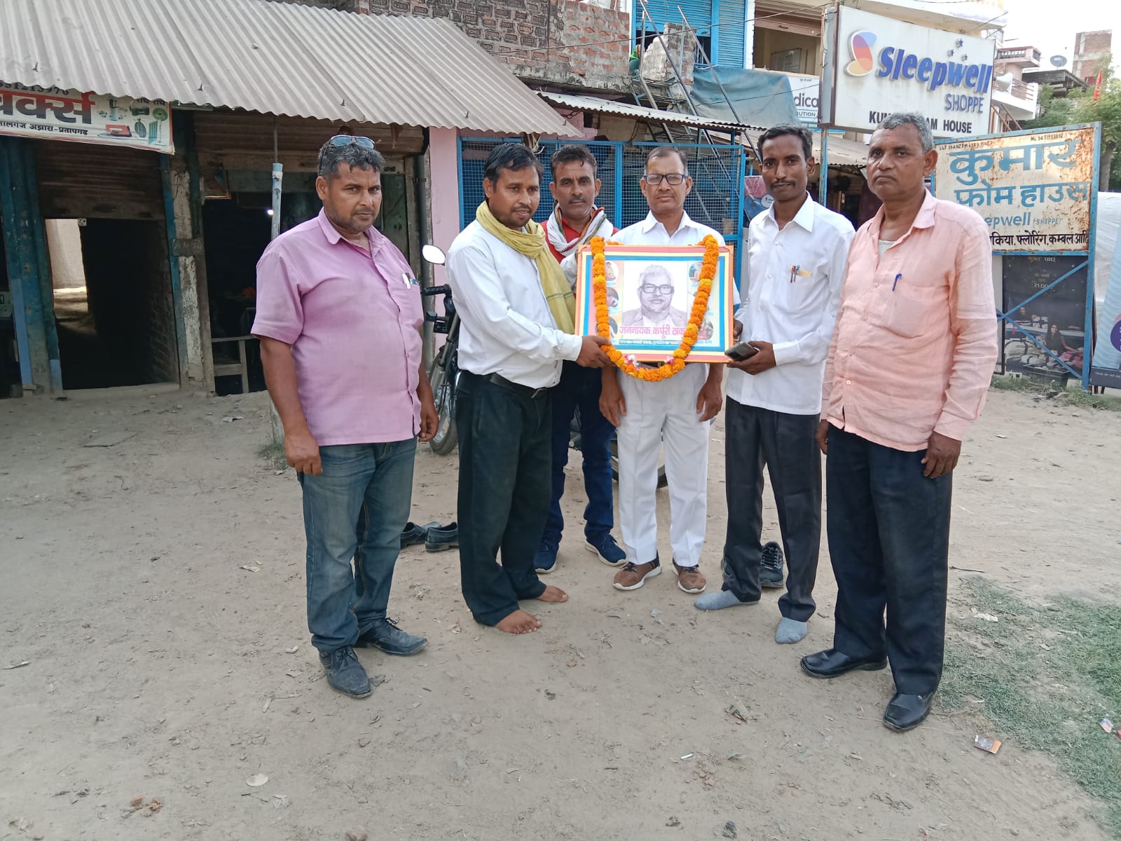 बरेली - प्रतापगढ़ में नाई कम्यूनिटी ऑर्गनाइज़ेशन आफ इंडिया की बैठक अजय शर्मा की उपस्थिति में हुई सम्पन्न।