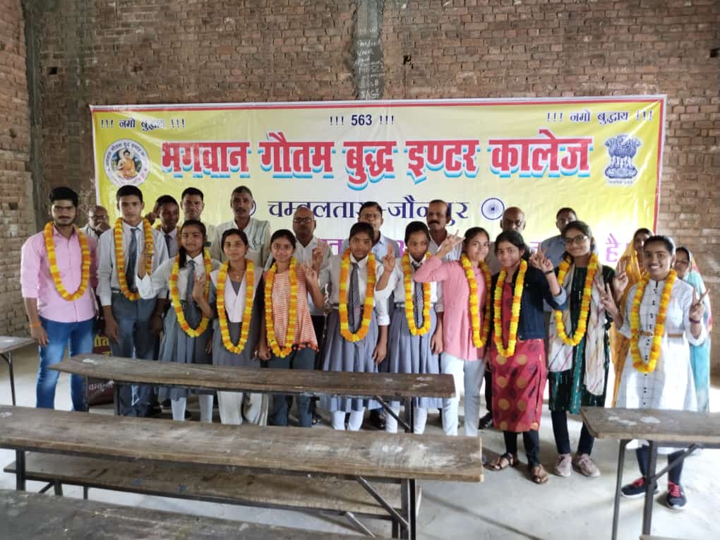 जौनपुर:भगवान गौतम बुद्ध इंटर कालेज के अच्छे मार्क से उत्तीर्ण छात्र छात्राओं को किया गया सम्मानित
